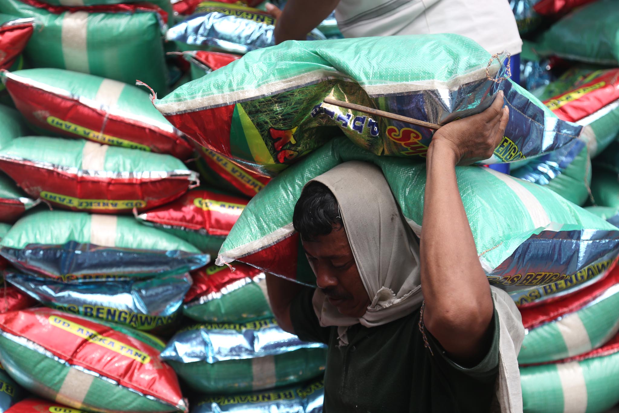 HARGA BELUM TURUN: Kenaikan harga komoditas beras mencapai 20,55 persen dengan andil terhadap inflasi sebesar 0,83 persen.