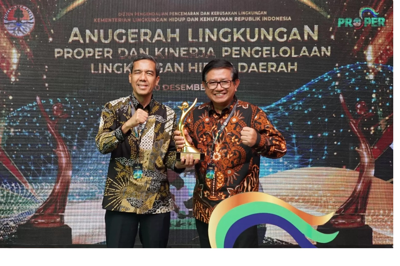 Wakil Direktur Utama Pupuk Indonesia, Gusrizal (kanan) bersama Dirut PG, Dwi Satriyo Annurogo (kiri) usai menerima penghargaan Proper Emas di Jakarta.
