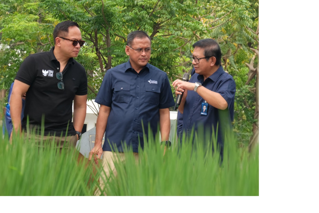 Wakil Menteri BUMN, Kartika Wirjoatmodjo (kiri) saat meninjau persiapan Smart Precision Farming bersama Dirut PI, Rahmad Pribadi dan Dirut PG, Dwi Satriyo Annurogo.