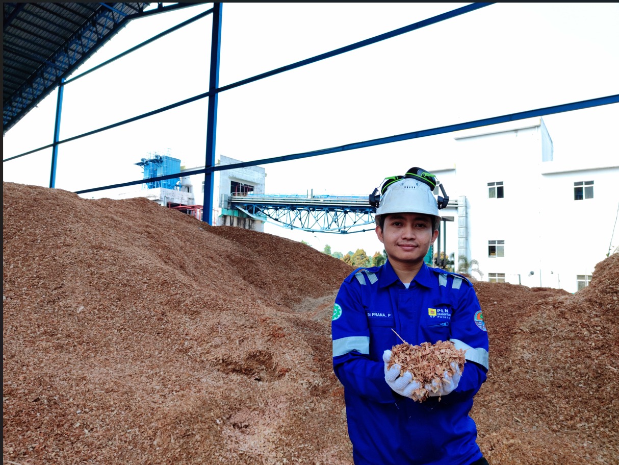 CO-FIRING: Karyawan PLN Nusantara Power menunjukan biomassa yang terbuat dari cangkang kelapa dan wood pellet.