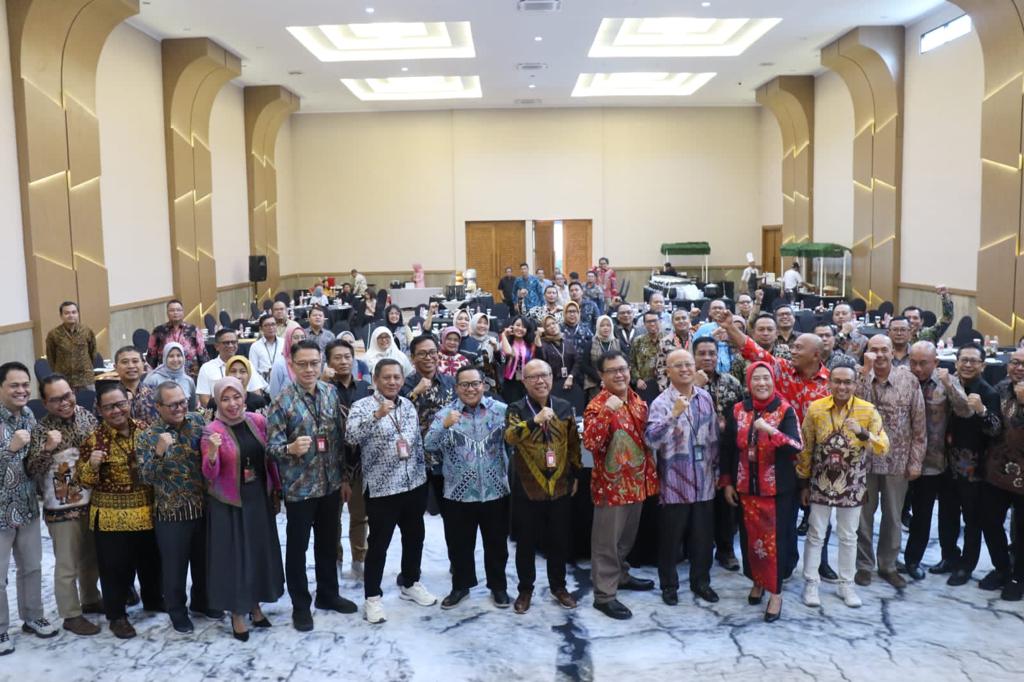 CAPAIAN POSITIF: Suasana usai Sosialisasi Kebijakan Penyaluran KUR Tahun 2024 dan Evaluasi Penyaluran KUR Tahun 2023 yang dilakukan Bank Jatim pada hari Jumat (5/1) lalu.
