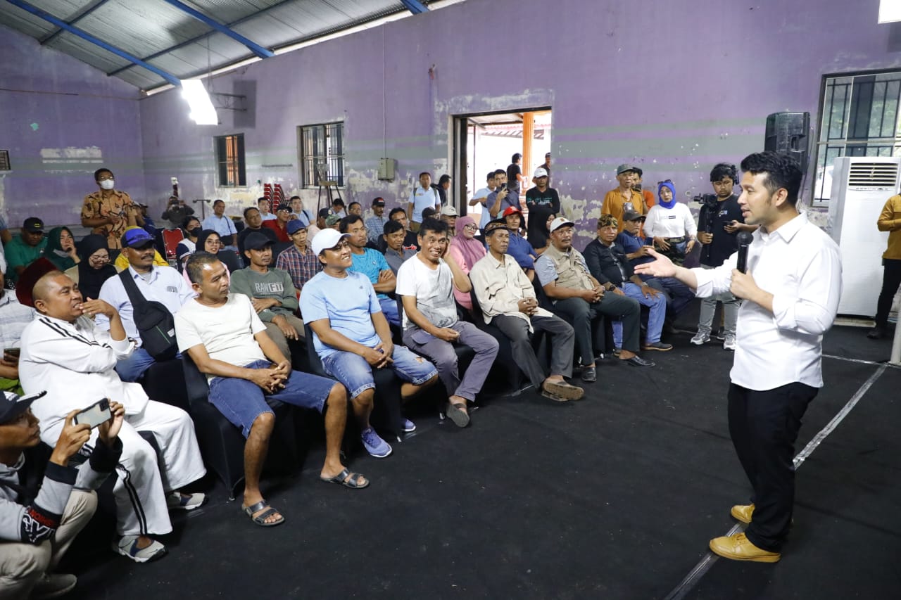 CARI SOLUSI: Wakil Gubernur Jawa Timur Emil Elestianto Dardak saat berdialog dengan para nelayan Muncar di Aula Tembok Rejo, Muncar, Kabupaten Banyuwangi, Senin (8/1).