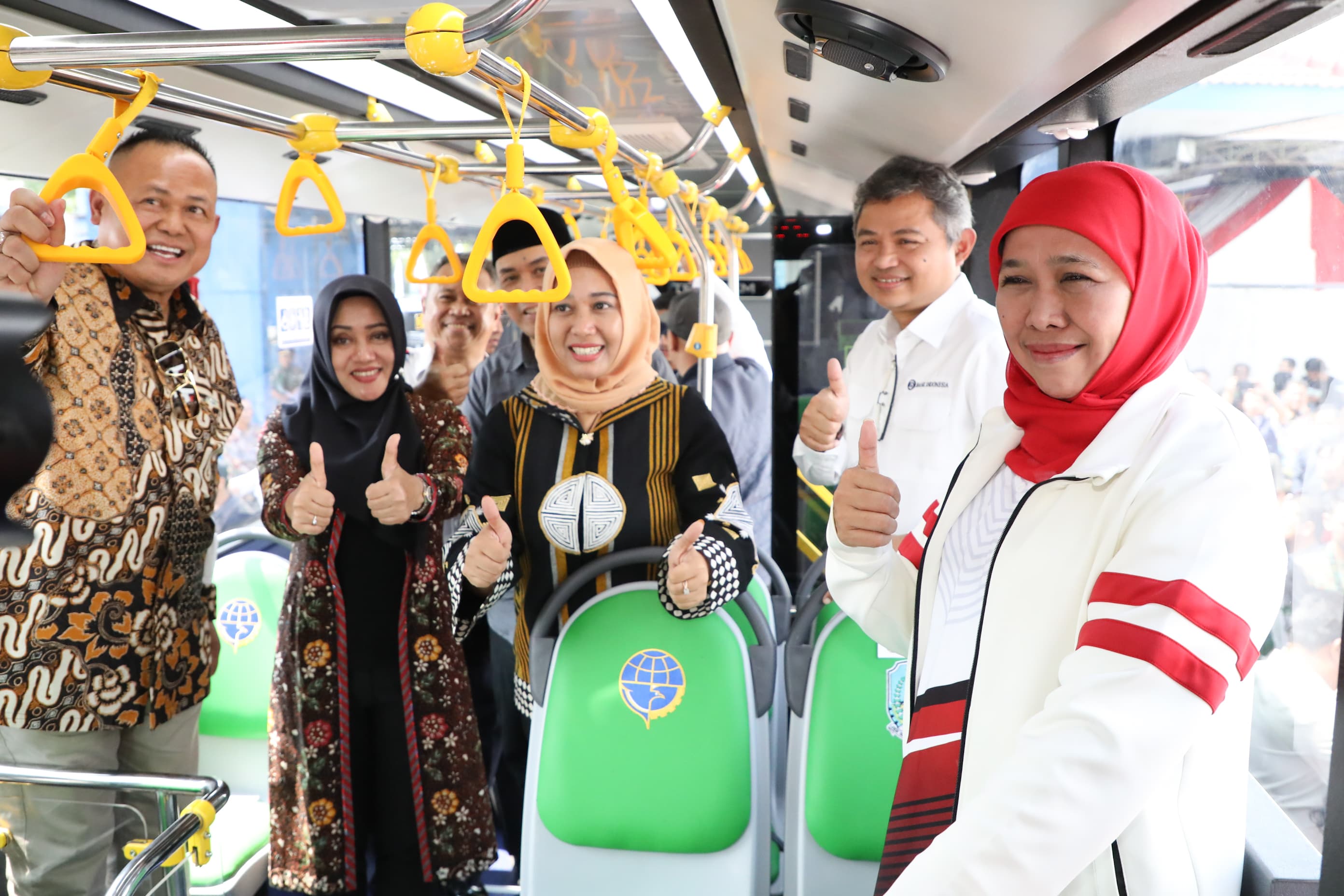 MURAH DAN NYAMAN: Gubernur Jatim Khofifah Indar Parawansa saat menjajal transportasi umum Bus Trans Jatim.