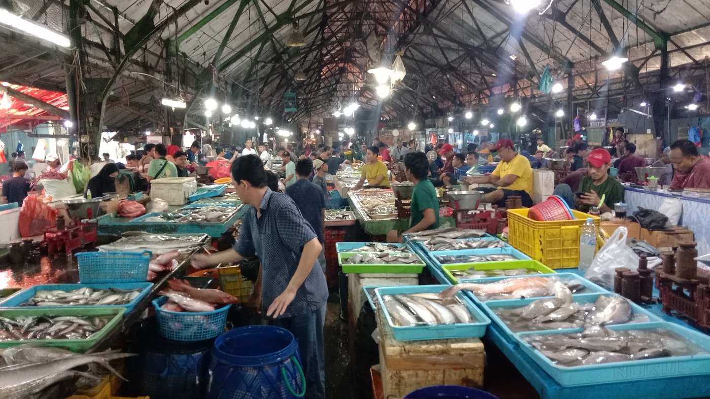 RAMAI: Suasana di Pasar Ikan Pabean, Surabaya.