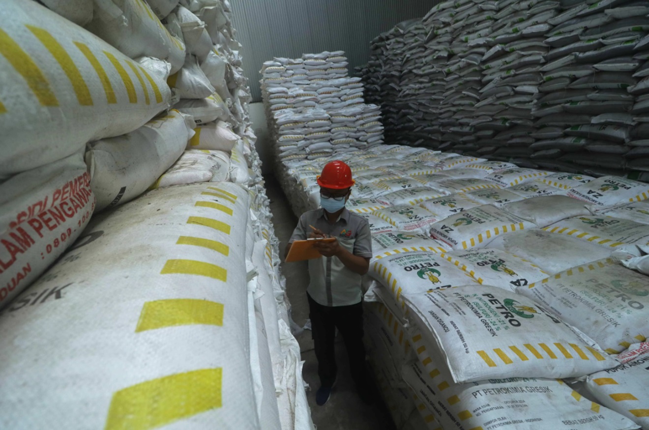 PENUHI KEBUTUHAN PETANI: Pemerintah menambah anggaran subsidi pupuk sebesar Rp 14 triliun.
