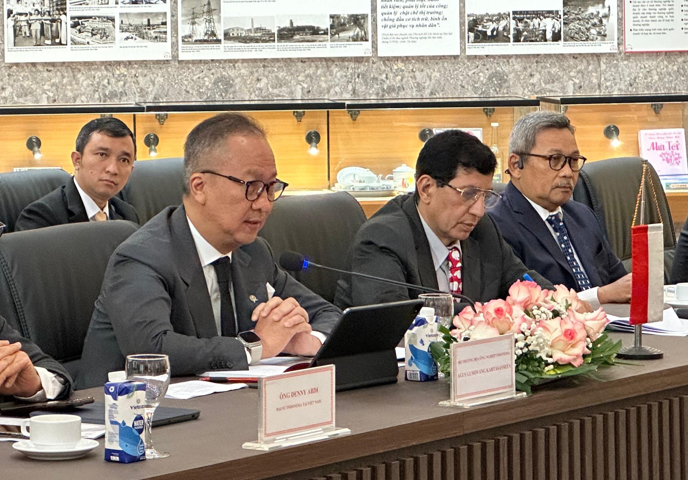iMenteri Perindustrian Agus Gumiwang saat melakukan pertemuan dengan perwakilan dari VinFast, perusahaan otomotif asal Vietnam, yang akan investasi bangun pabrik kendaraan listrik di Indonesia.