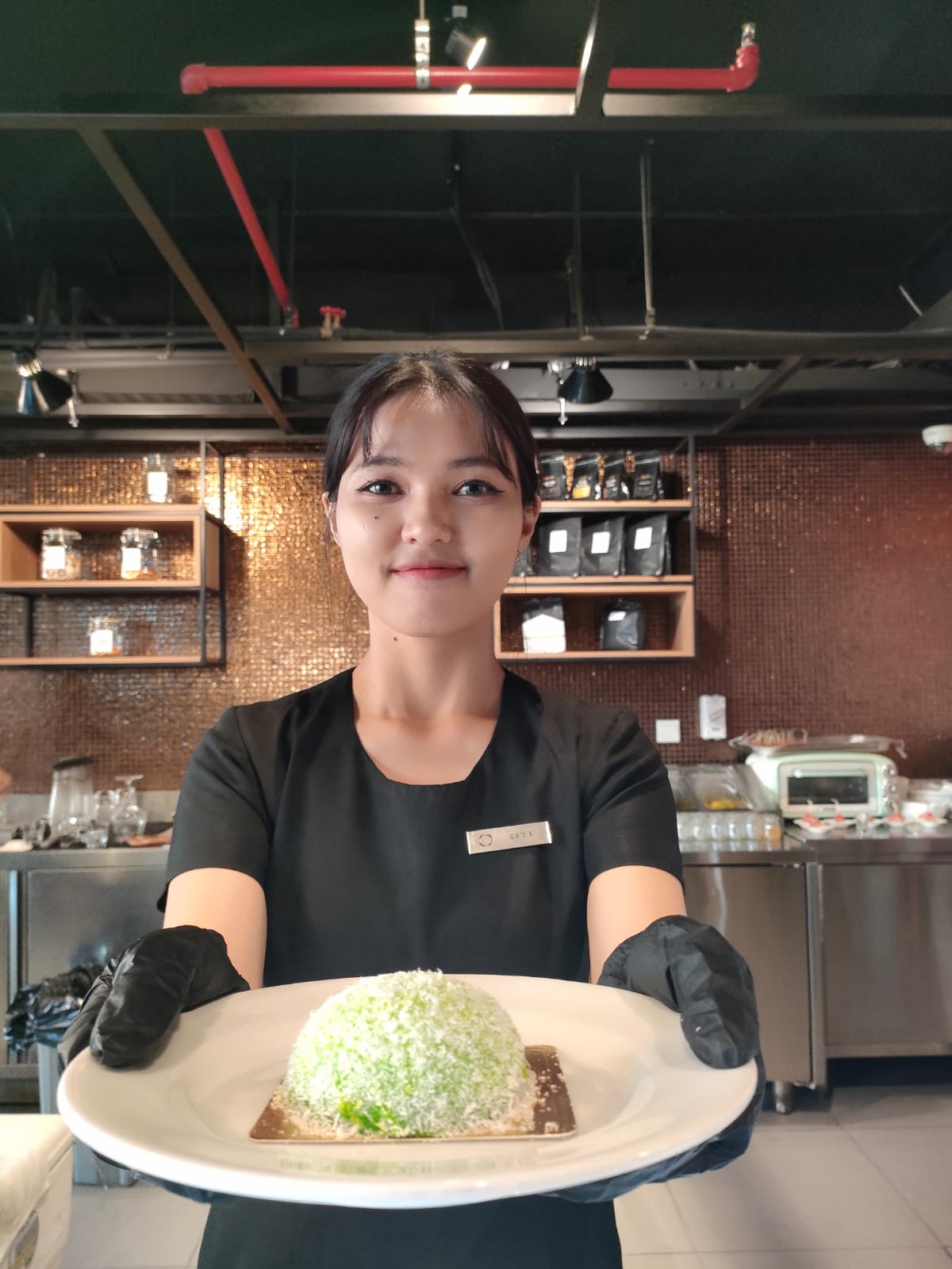 MENGGUGAH SELERA: Kue Klepon menjadi salah satu makanan tradisional yang dihadirkan Hotel Morazen kepada para tamu.