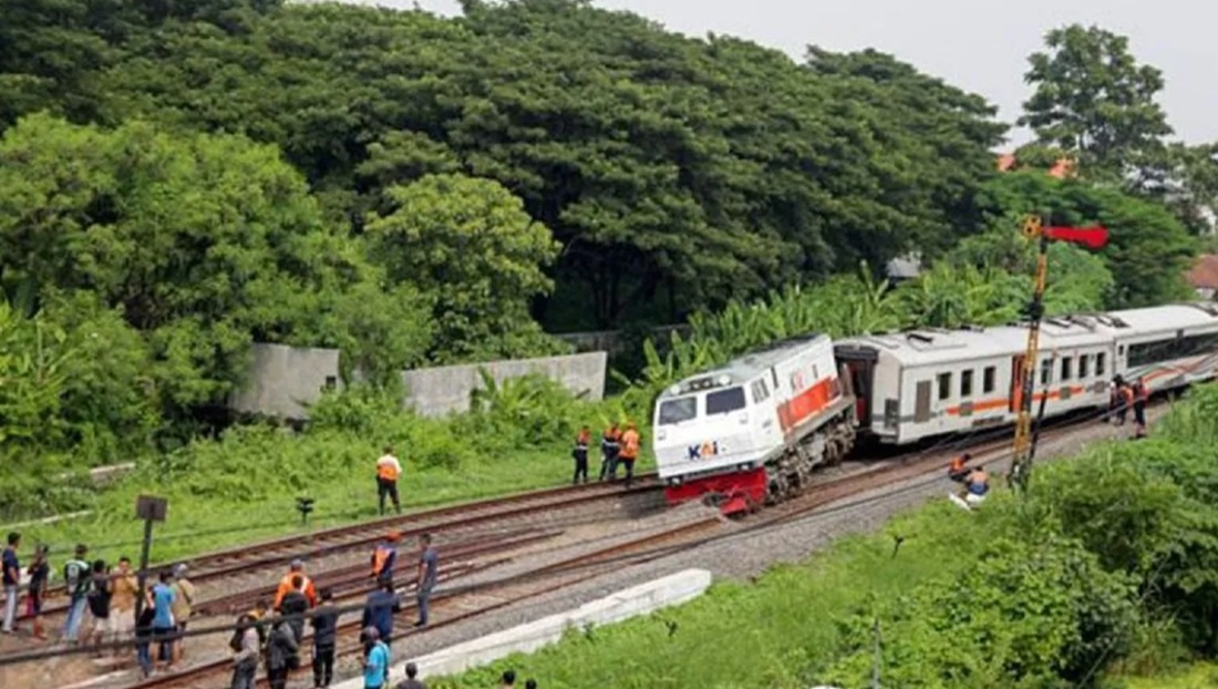 DISEDIAKAN KOMPENSASI: Anjloknya KA Pandalungan relasi Gambir - Surabaya - Jember di Emplasemen Stasiun Tanggulangin, Minggu (14/1) pagi membuat beberapa perjalanan KA terganggu.