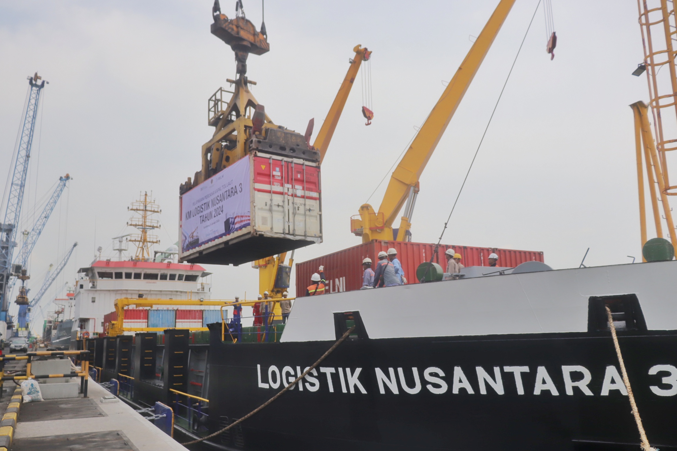 MENUJU INDONESIA TIMUR: Pekerja mengangkut kontainer untuk dimuat ke dalam kapal tol laut KM Logistik Nusantara 3 di Terminal Berlian, Pelabuhan Tanjung Perak, Surabaya, Selasa (16/1).