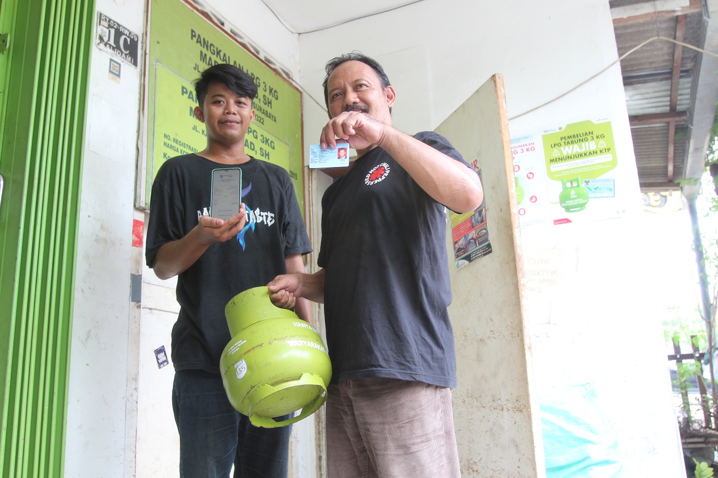 AGAR TEPAT SASARAN: Warga di Surabaya melakukan pembelian LPG subsidi menggunakan KTP.
