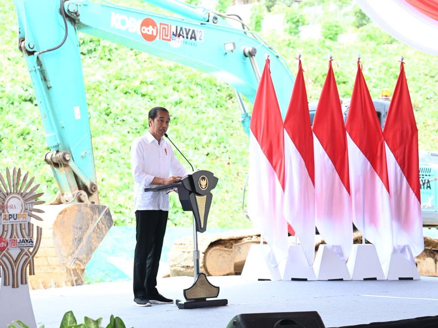 Presiden Joko Widodo memberikan sambutan saat groundbreaking Gedung Kantor OIKN di Kawasan Ibu Kota Nusantara, Kabupaten Penajam Paser Utara, Provinsi Kalimantan Timur, Rabu (17/1).