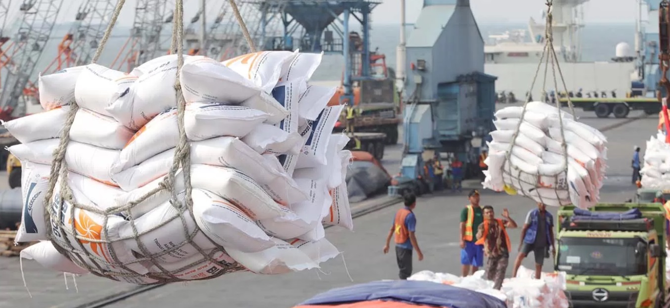 JAGA PASOKAN: Dikarenakan produksi beras nasional terganggu akibat El Nino, untuk menguatkan Cadangan beras pemerintah impor jadi pilihan.