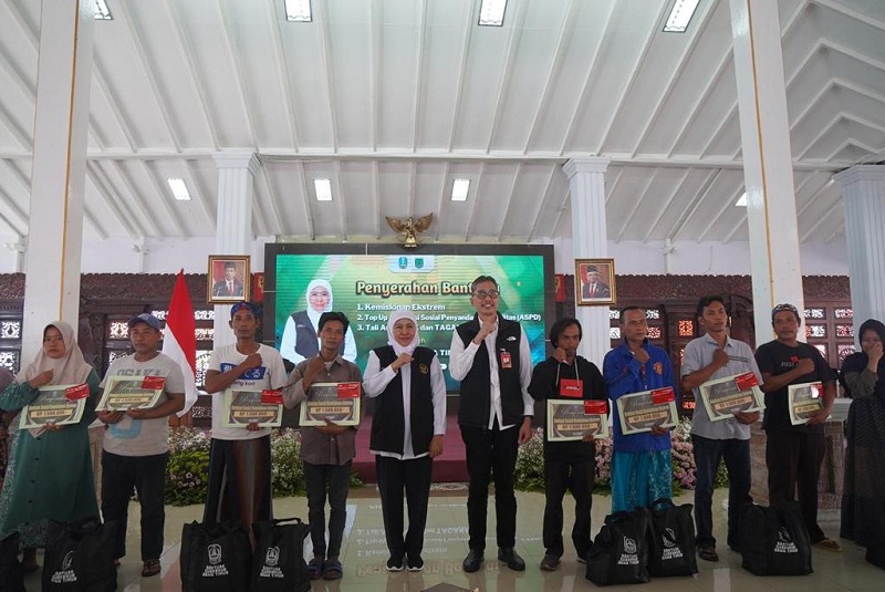 BANTUAN SOSIAL: Gubernur Jatim Khofifah Indar Parawansa dan Direktur Utama Bank Jatim Busrul Iman saat pemberian bantuan untuk kemiskinan ekstrem di Kabupaten Pasuruan.
