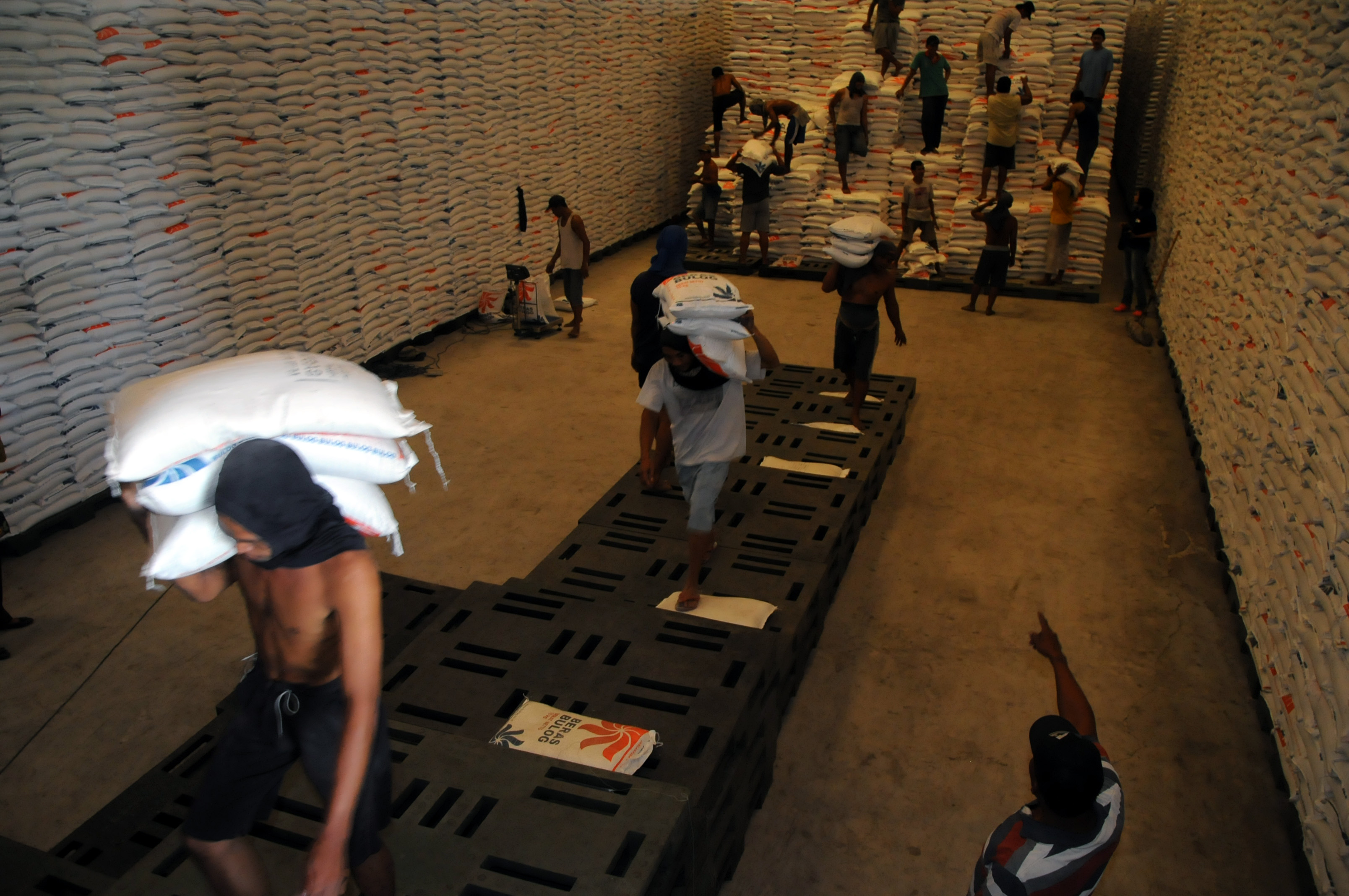 MENCUKUPI: Bulog mencatat stok beras di Jatim sekitar 200 ribu ton dan aman hingga setelah  pemilu.