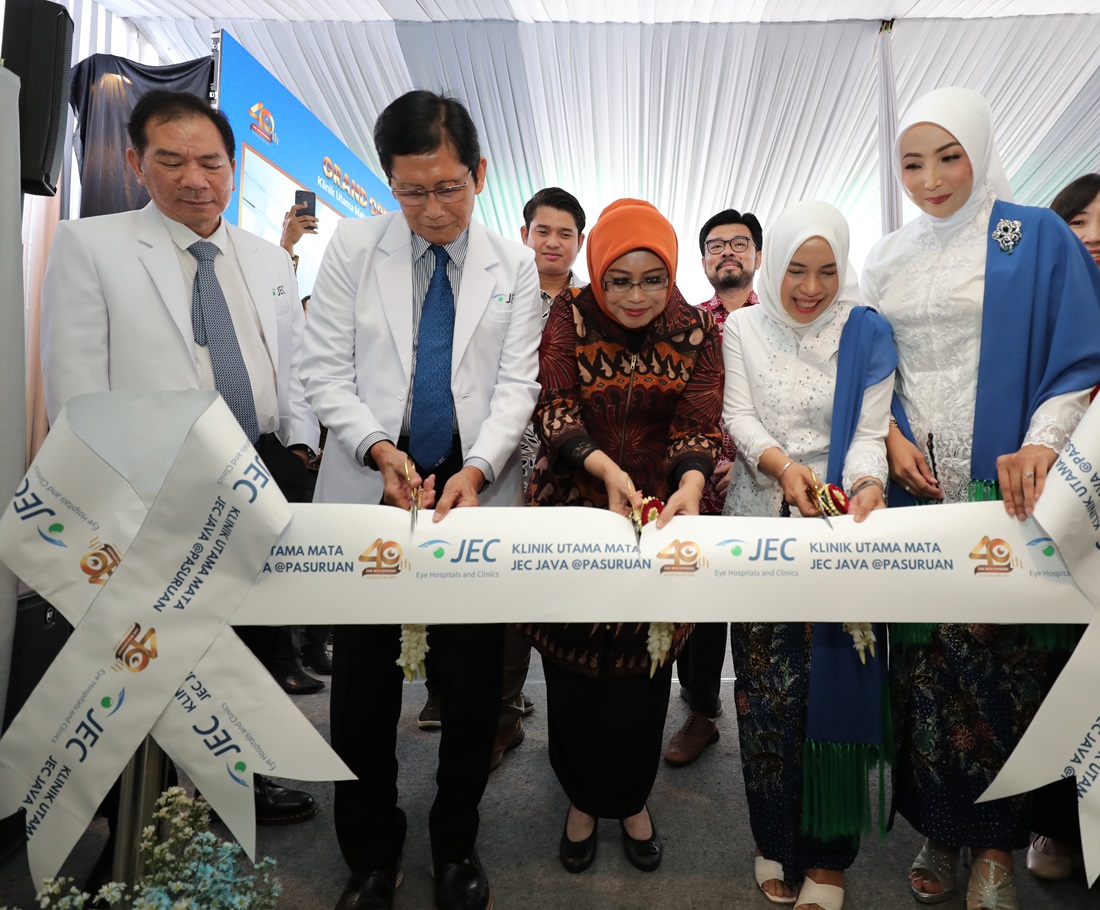 Kiri ke kanan, Dr. Johan Hutauruk, Dr. Darwan M. Purba, Dra. Hj. Fatma Saifullah Yusuf, Dr. Lely Retno Wulandari, dan Novri Susanti saat peresmian Klinik Utama Mata JEC JAVA @ Pasuruan, Sabtu (20/1).