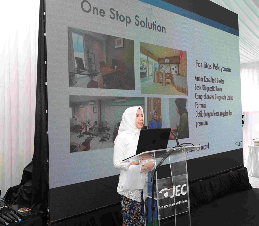 Direktur Klinik Utama Mata JEC JAVA @ Pasuruan Dr. Lely Retno Wulandari, Sp.M (K), saat konferensi pers Grand Opening Klinik Utama Mata JEC JAVA @ Pasuruan.