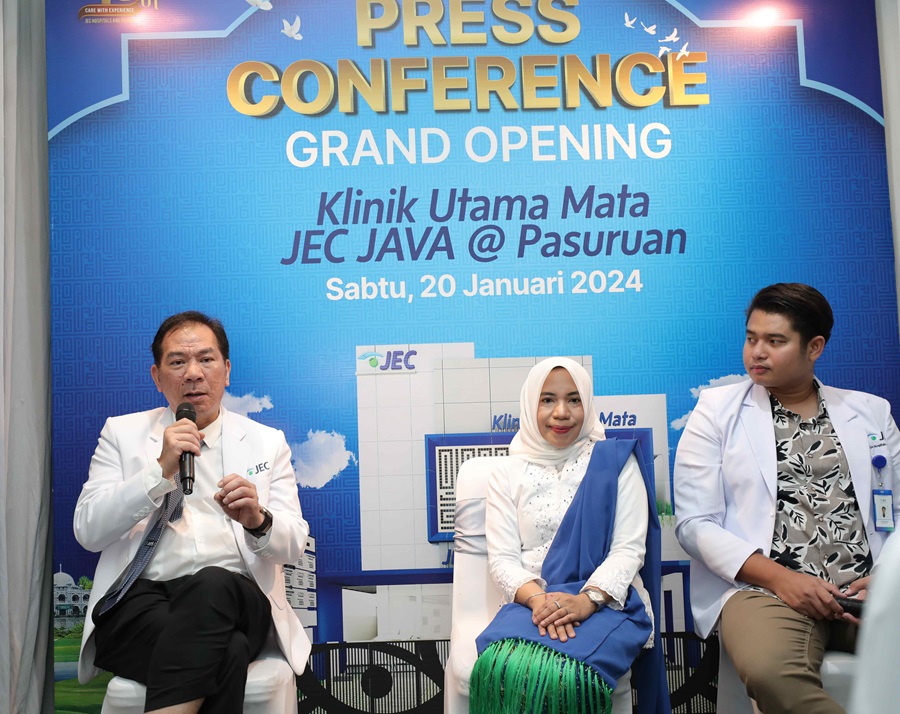 Kiri ke kanan, Presdir JEC Korporat Dr. Johan Hutauruk, Direktur Klinik Utama Mata JEC JAVA @ Pasuruan Dr. Lely Retno Wulandari dan Kepala Klinik Utama Mata JEC JAVA @ Pasuruan Dr. Eka Bayu P. Warneri