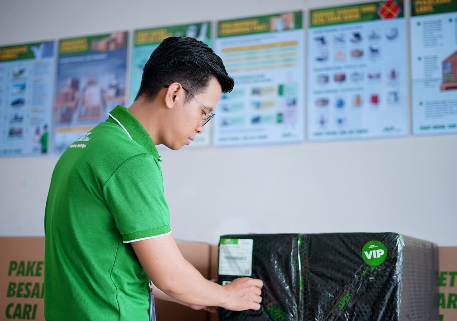 Di tengah budaya belanja online industri logistik menjadi bagian penting dalam kelancaran pengiriman barang.