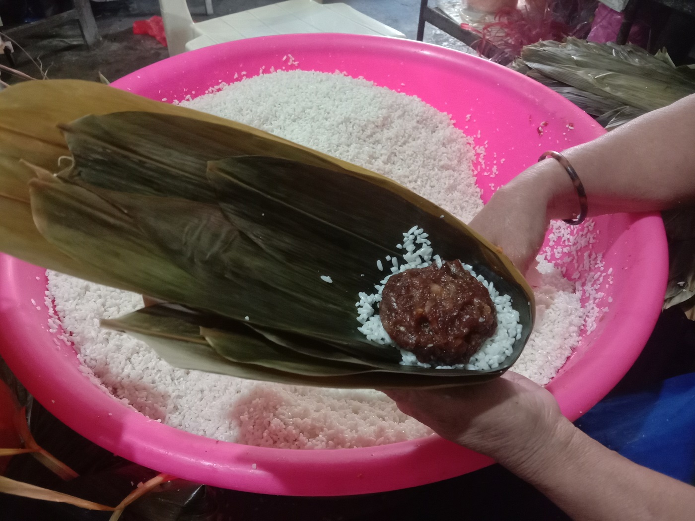 DIBENTUK SEGITIGA: Bakcang merupakan makanan asal dari Tiongkok yang dibuat dari beras atau ketan diisi daging dan dibungkus dengan daun bambu.