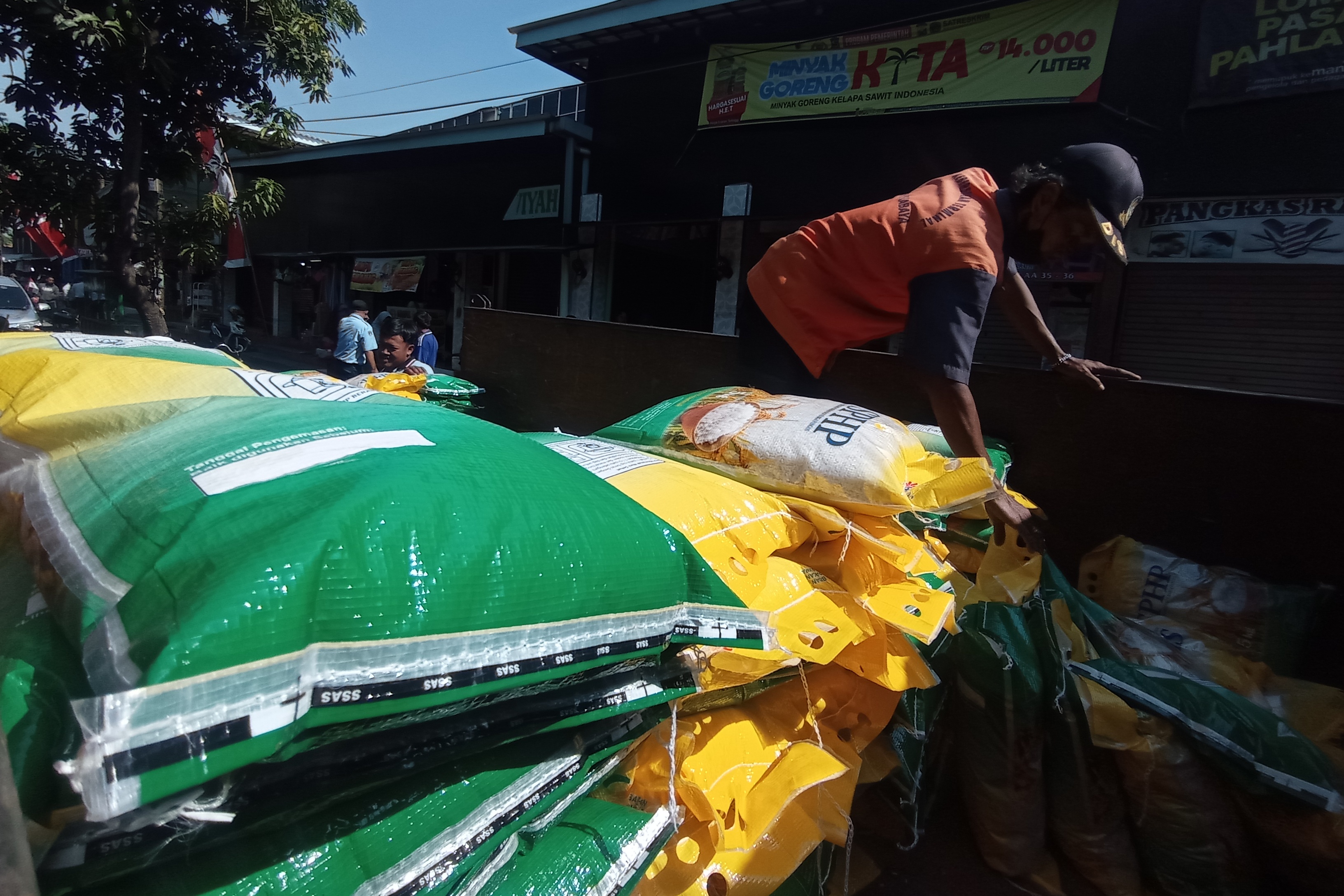 PASOKAN AMAN: Kebutuhan beras di Kota Surabaya dalam satu bulan sebanyak 15.888,03 ton.