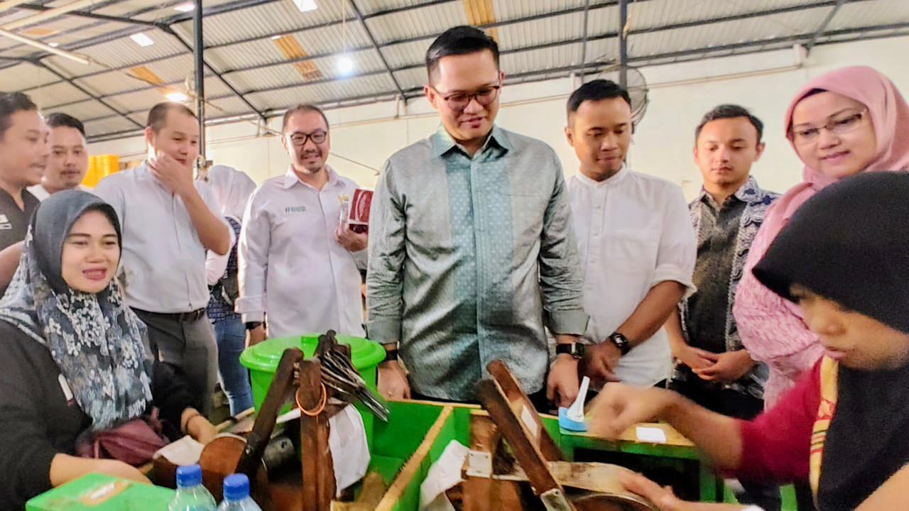 Ketua Kadin Surabaya M Ali Affandi La Nyalla Mahmud Mattalitti saat melakukan kunjungan ke industri hasil tembakau di Sidoarjo.