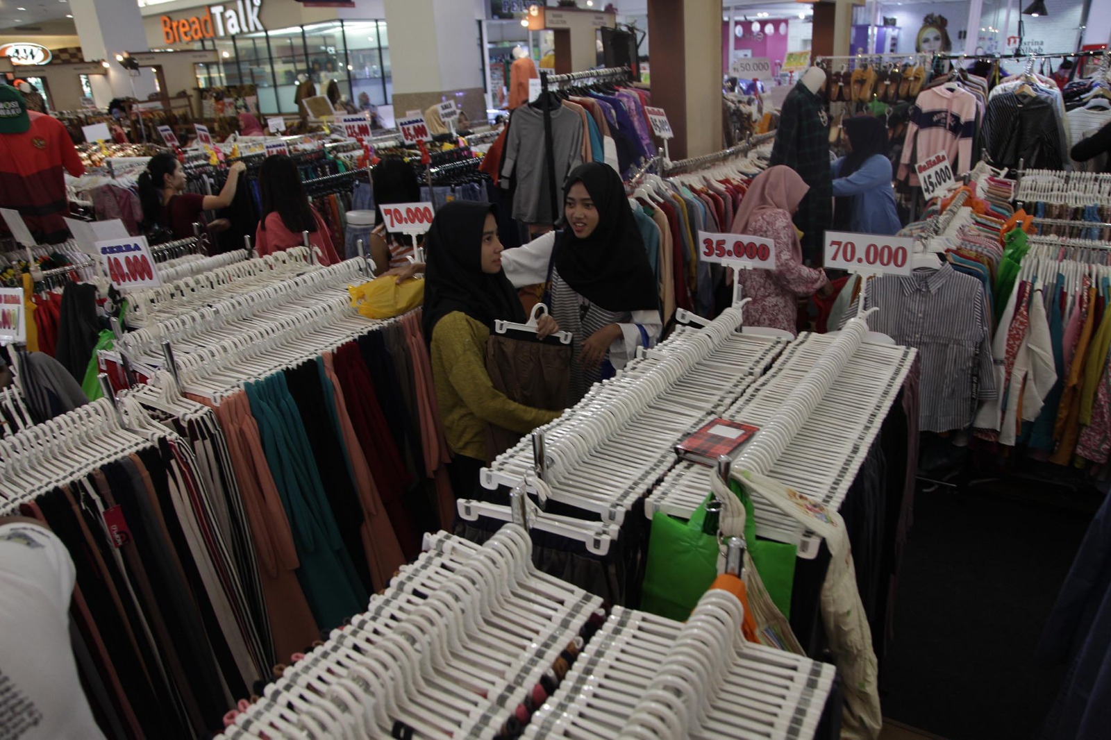 DAYA BELI NAIK: Peningkatan belanja masyarakat saat momen Imlek hingga Idul Fitri bakal mendorong peredaran uang di masyarakat.