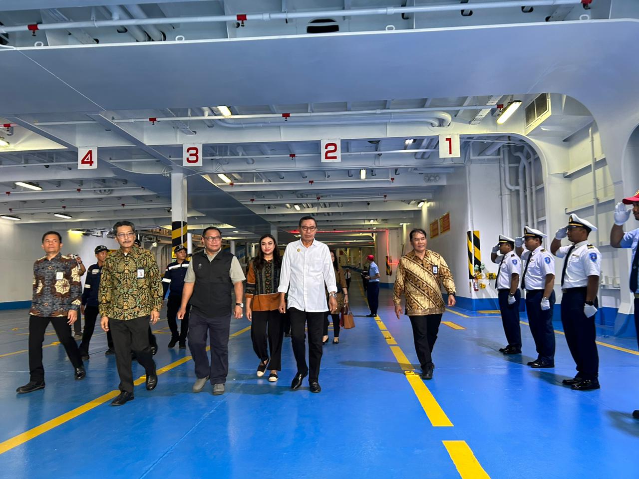 FASILITAS TERBAIK: Fary Djemi Francis bersama Djafar H Ahmad saat mengunjungi dek kapal KM Dharma Kartika V lintasan Surabaya-Kupang ditemani Bambang Haryo Soekartono.