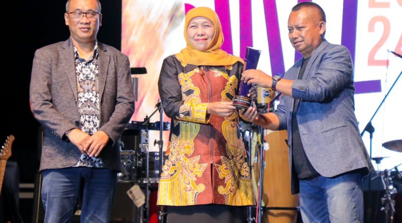 Gubernur Jawa Timur Khofifah Indar Parawansa saat meneriman penghargaan PWI Jatim Award sebagai Tokoh Nasional Peduli Ekonomi Kerakyatan di Gedung Kesenian Cak Durasim Surabaya, Kamis (1/2).