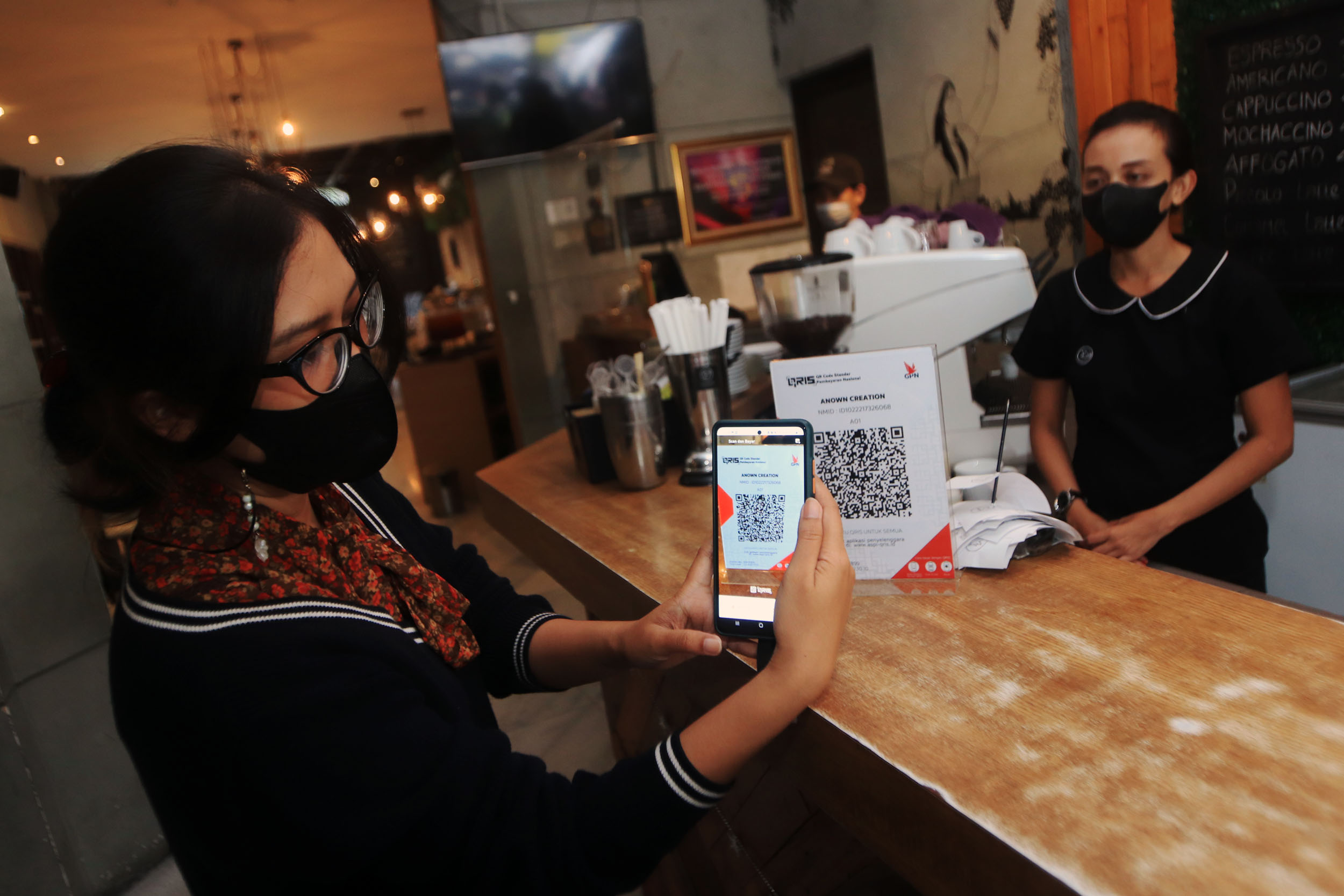 CASHLESS: Penggunaan QRIS untuk transaksi kian diminati karena dirasa lebih praktis dan aman.