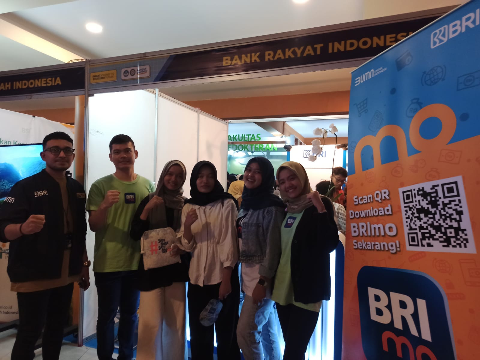JARING NASABAH: Staf BRI KCP Unair dan mahasiswi Unair foto bareng di depan booth BRI dalam acara Airlangga Education Expo 2024 di Multifunction Hall Unair.