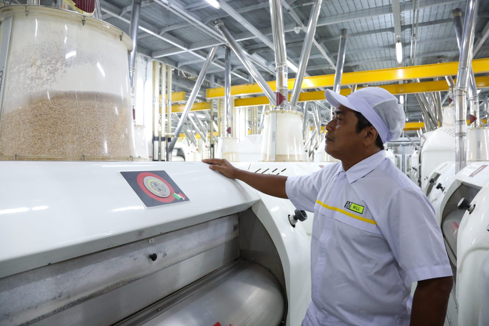 Pemrosesan gandum untuk diolah menjadi tepung terigu di salah satu pabrik tepung terigu.