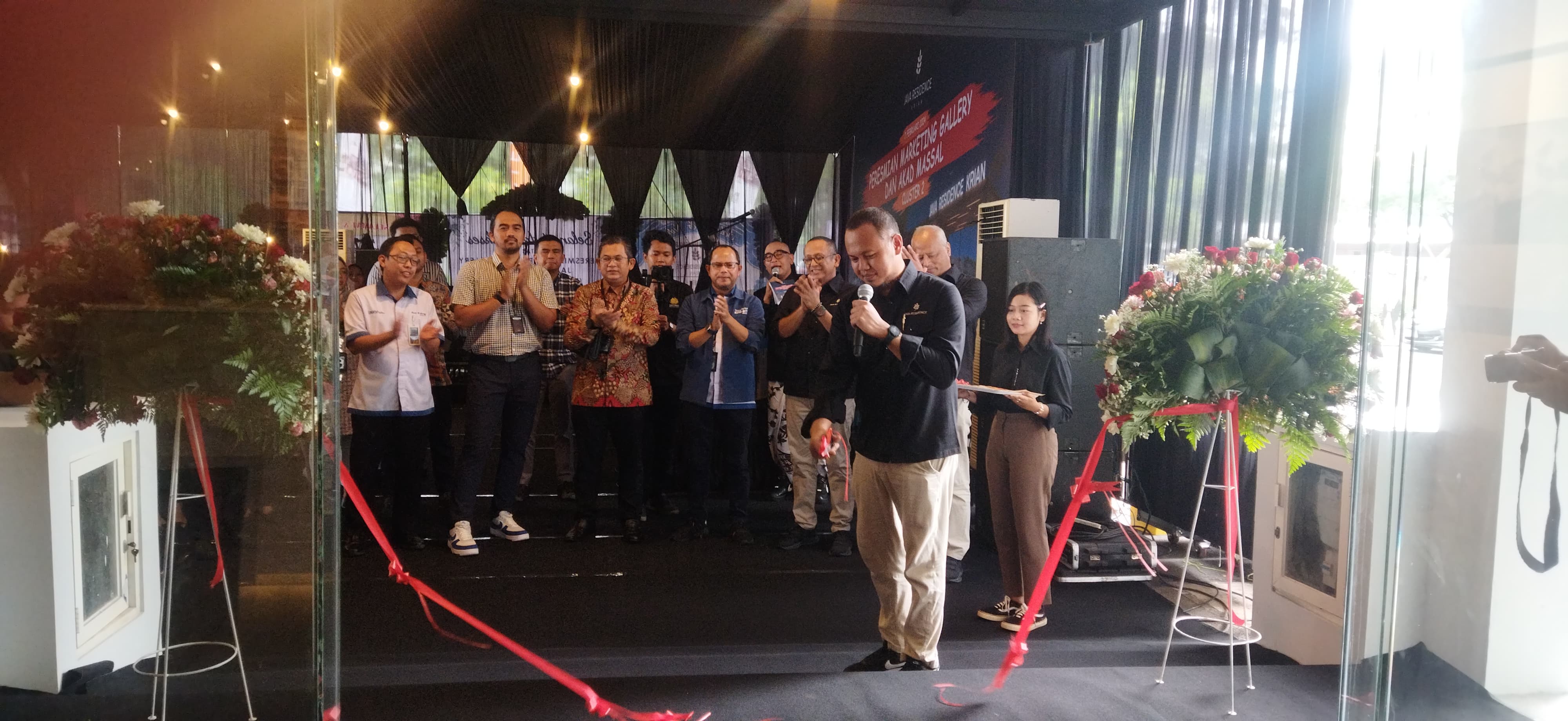 BERKEMBANG: Direktur Java Residence Rachmat Suhendra saat me-launching kantor Marketing Gallery Java Residence Krian.