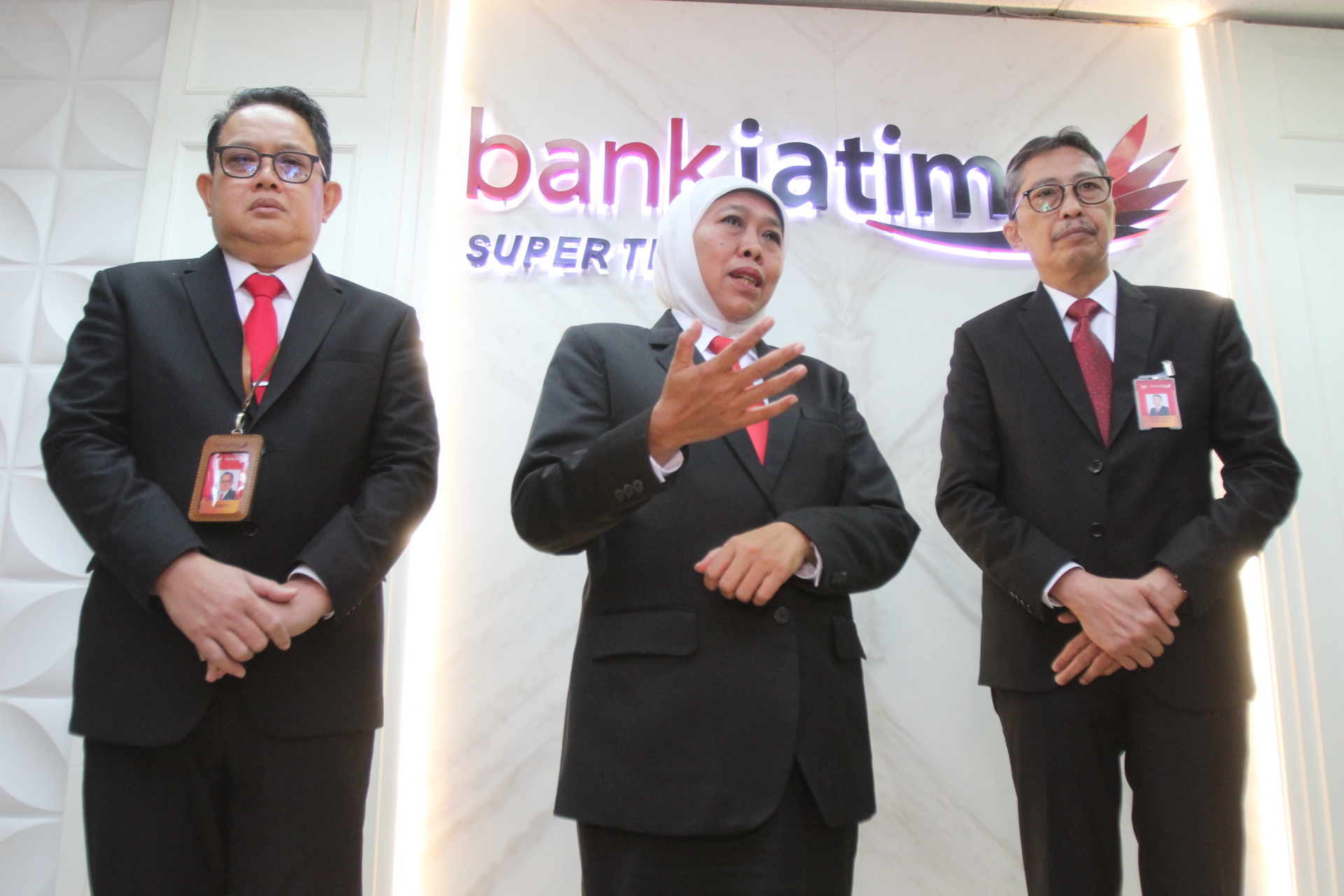 TUMBUH POSITIF: Gubernur Jatim Khofifah Indar Parawansa didampingi Dirut Bank Jatim Busrul Iman (kanan) dan Sekdaprov Jatim Adhy Karyono (kiri) saat memberikan penjelasan terkait kinerja Bank Jatim.