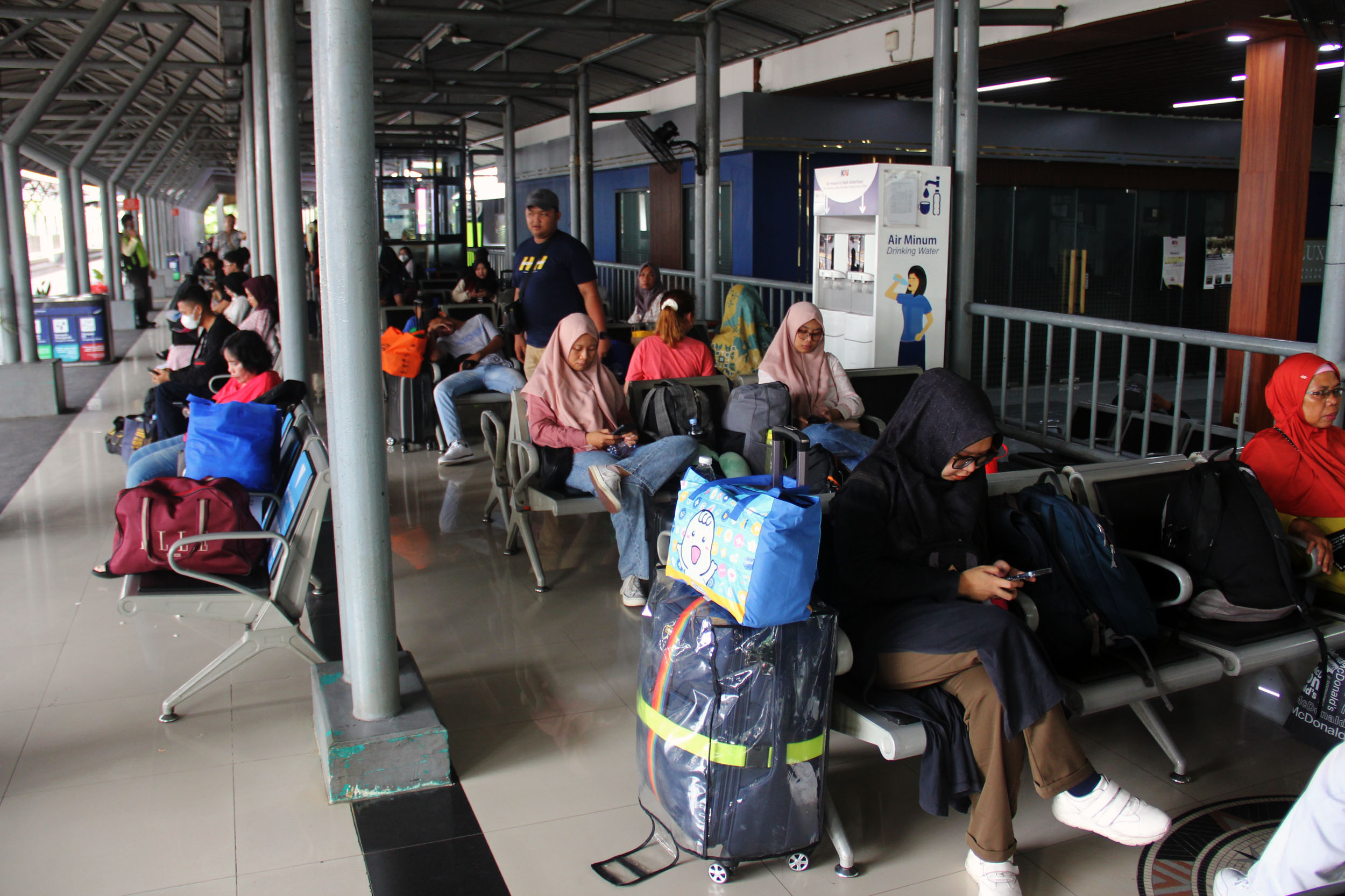 RAMAI: Penumpang menunggu kedatangan kereta api di Stasiun Surabaya Gubeng.