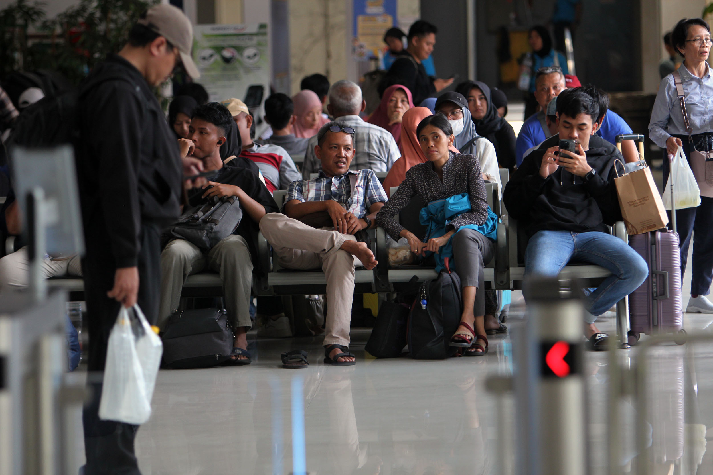 HIGH SEASON: Tak hanya yang berangkat, penumpang yang dating di stasiun-stasiun Daop 8 Surabaya juga meningkat.