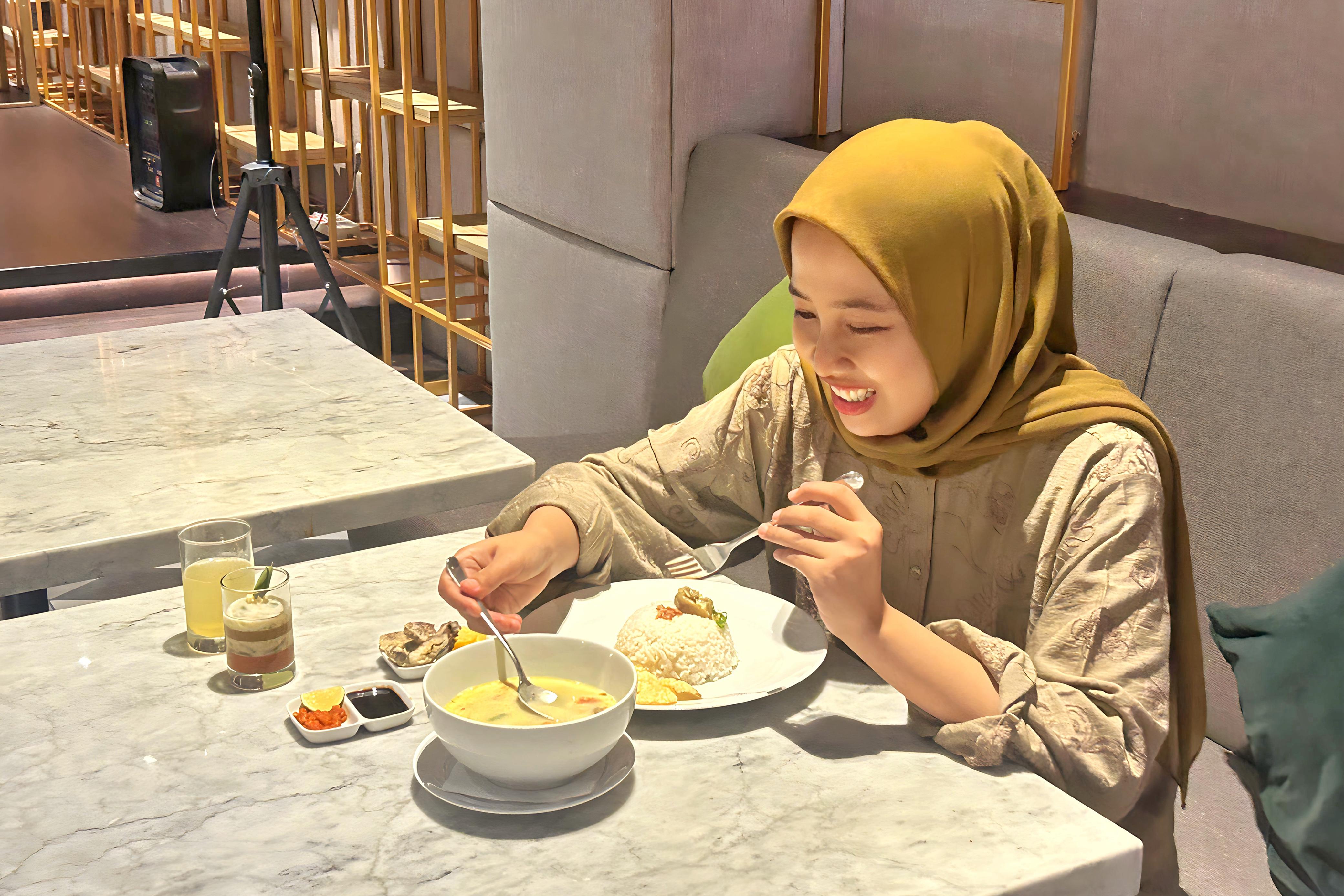 MENGGUGAH SELERA: Soto Betawi menjadi salah satu menu andalan di Palm Park Hotel.