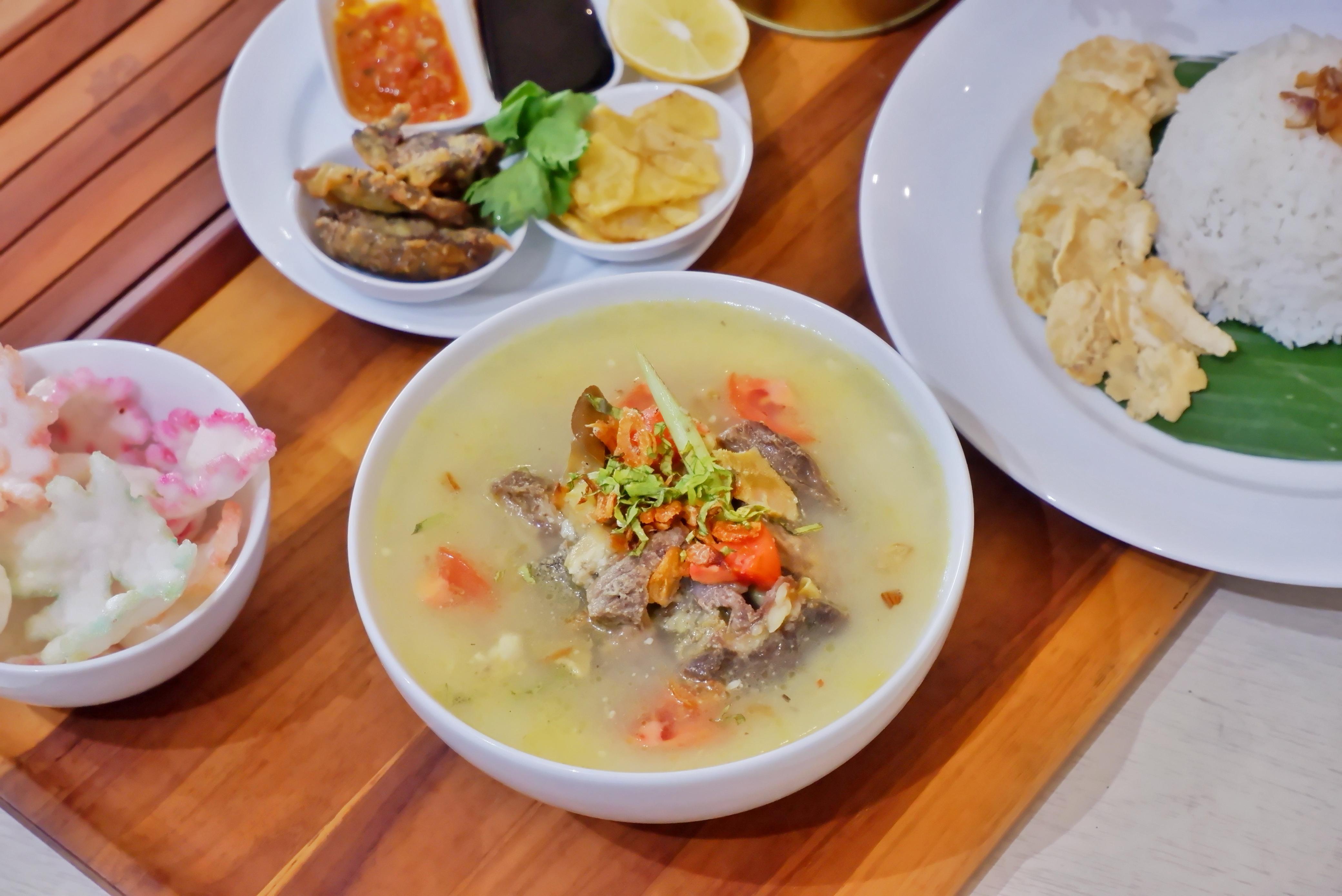KULINER TRADISIONAL: Soto Betawi dengan kuah kental disajikan lengkap dengan emping dan paru goring.