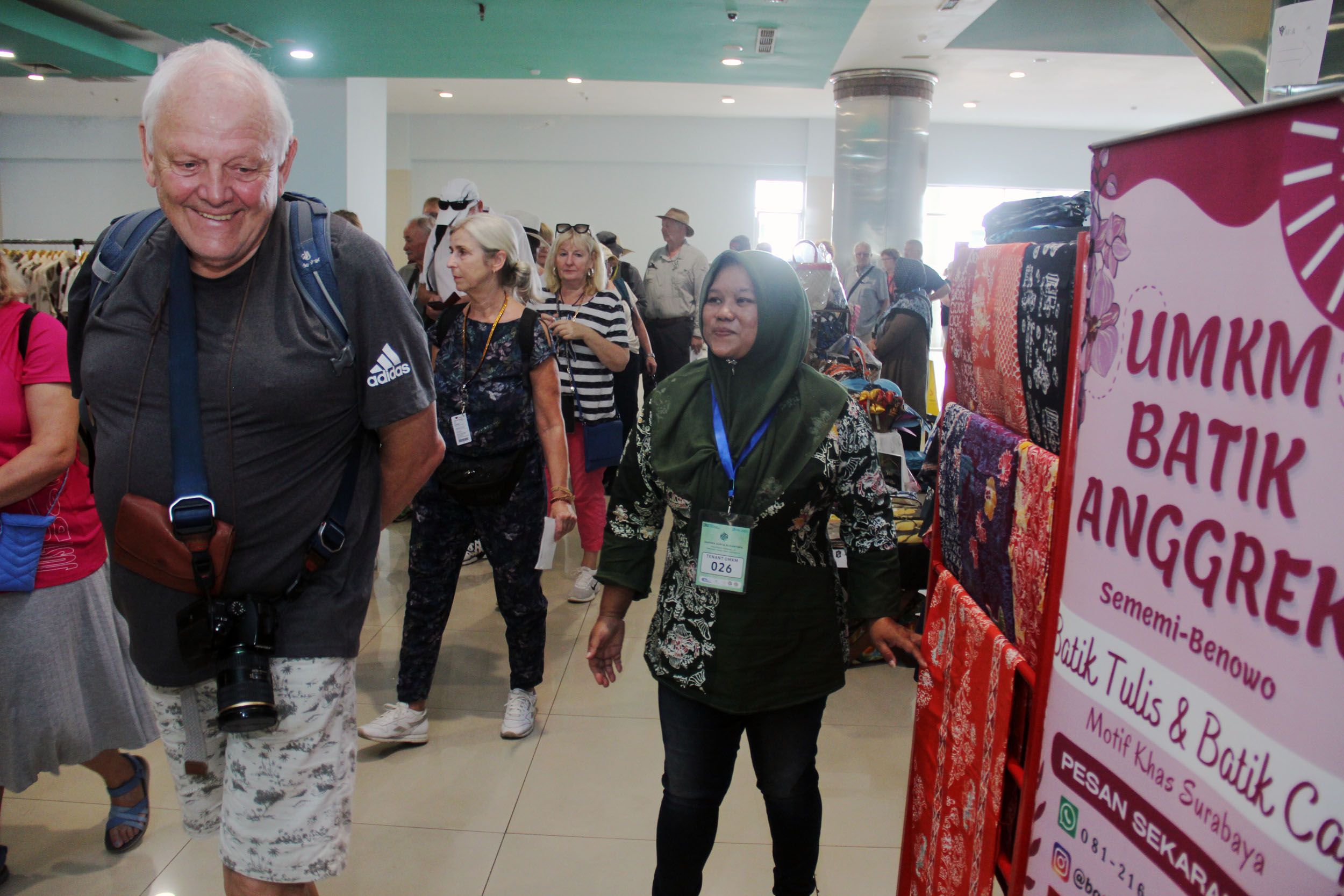 Perempuan memegang peran penting dalam industri pariwisata Tanah Air.