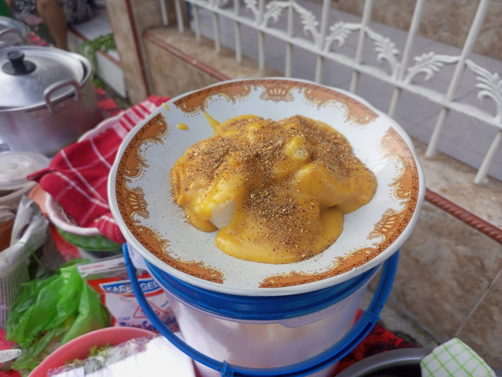 PAKAI TABURAN BUBUK KEDELAI: Bubur manggul merupakan kuliner unik perpaduan bubur sumsum dan lontong.