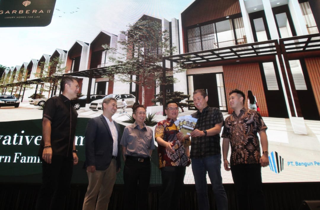 BERDESAIN SKANDINAVIA: David Susanto Jahja (dua dari kiri) dan Johny Sunyoto (tiga dari kanan) bersama Direksi dan Komisaris PT Bangun Persada Berjaya dan PT Untung Bersama Sejahtera.
