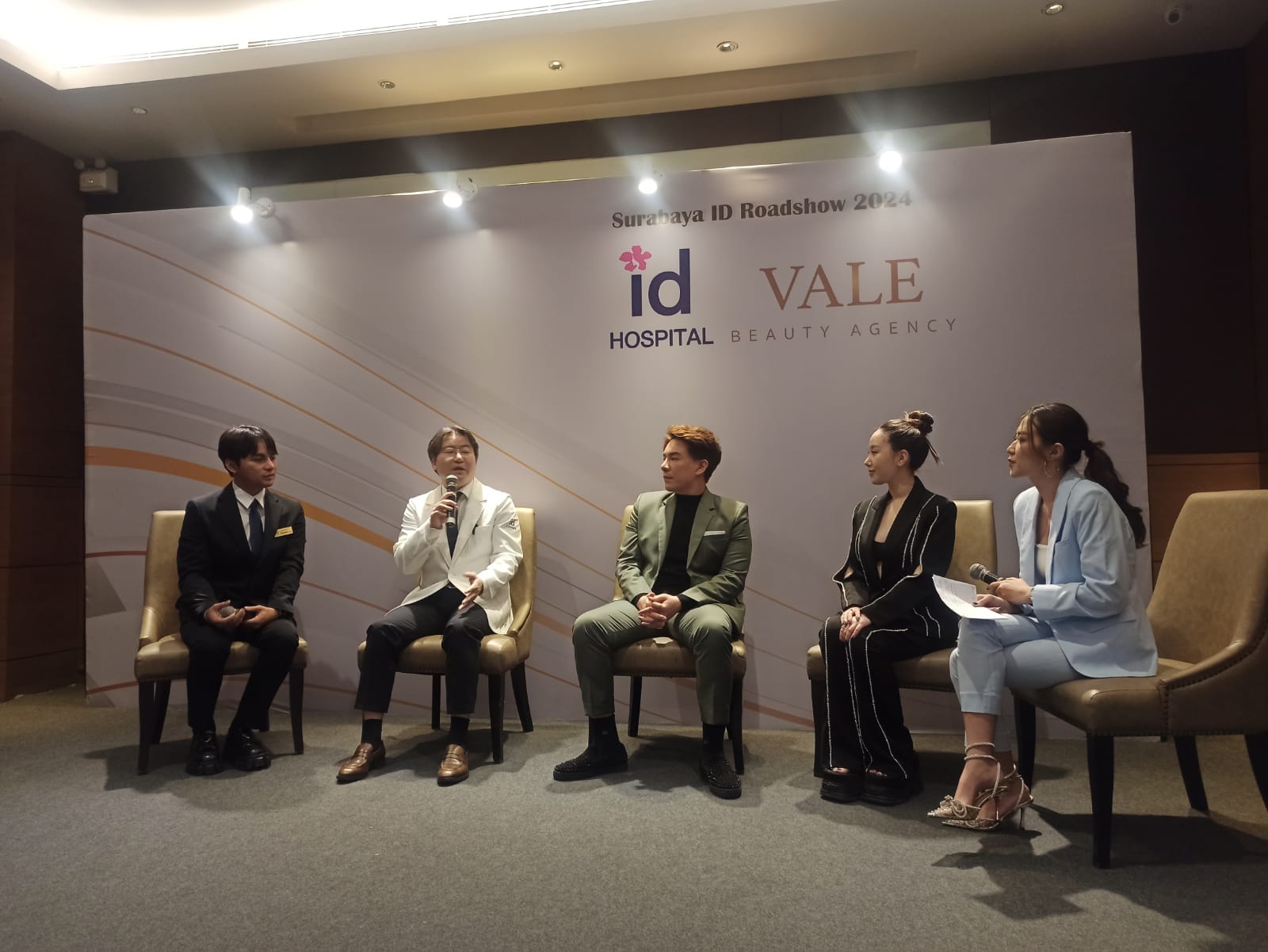 TREND FACELIFT: dr Ju Yong Kwon (dua dari kiri) bersama Endro Kristanto (tengah) dan Valerie Laurencia (dua dari kanan) memberikan penjelasan tentang tren facelifting dan anti aging di Korsel.
