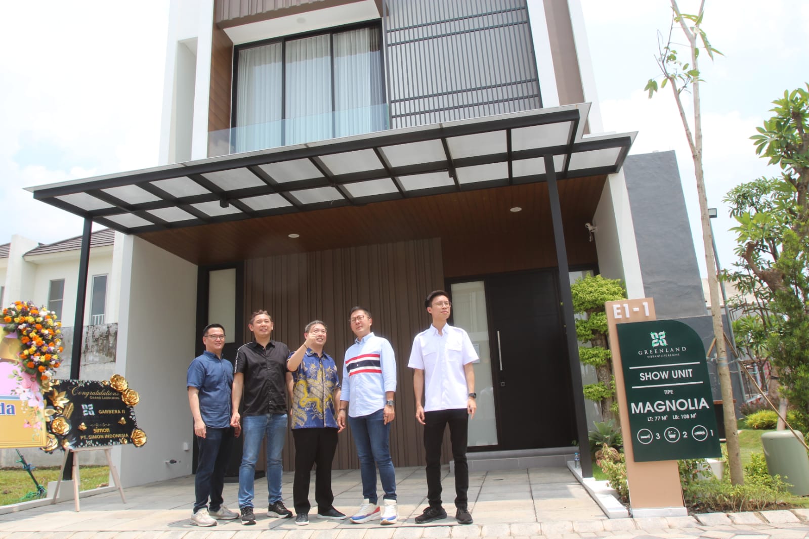 CLUSTER BARU: David Sutanto Jahja (tengah baju batik) dan Johnny Sunyoto (kiri) bersama Direksi PT Bangun Persada Berjaya dan PT Untung Bersama Sejahtera meninjau rumah contoh di Greenland Residence.