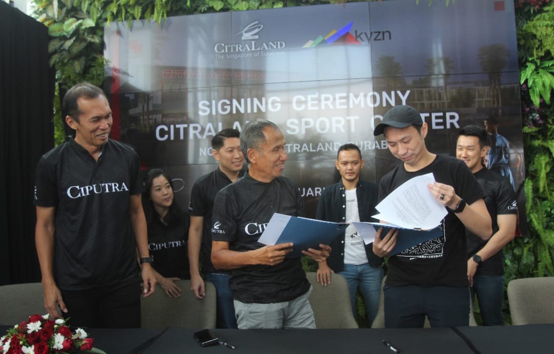 FASILITAS OLAHRAGA: Depan dari kiri, Hendra Lauw, Sutoto Yakobus dan Bryan George Djuhari usai MoU pengelolaan CitraLand Sport Center di Nortwest CitraLand Surabaya dengan Kyzn.