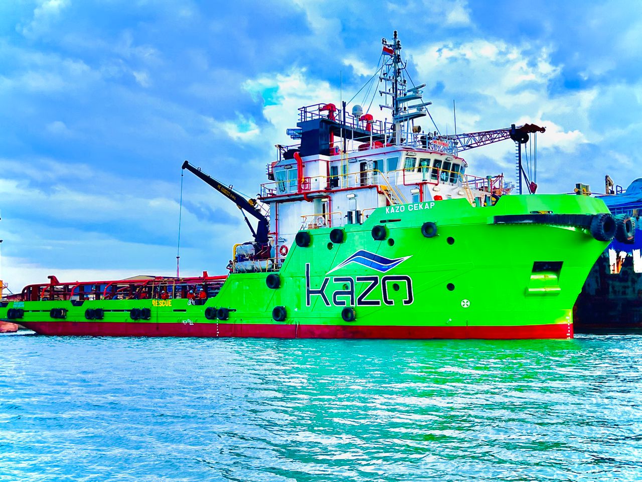 Kapal Kazo Anggrek 7501 On Hire milik ELPI yang dikerja samakan untuk yang mendukung pekerjaan support drilling rig milik Shell Petroleum Company Ltd.