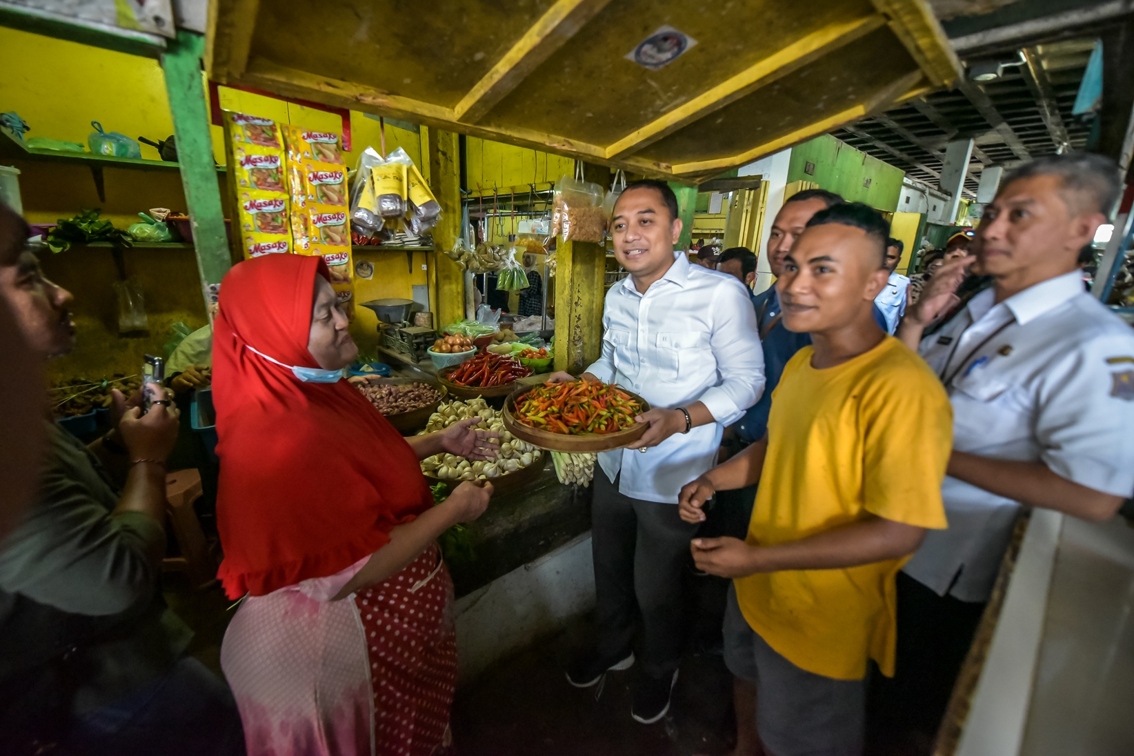 DIPANTAU: Wali Kota Surabaya saat meninjau harga bahan pokok di salah satu pasar di Surabaya.