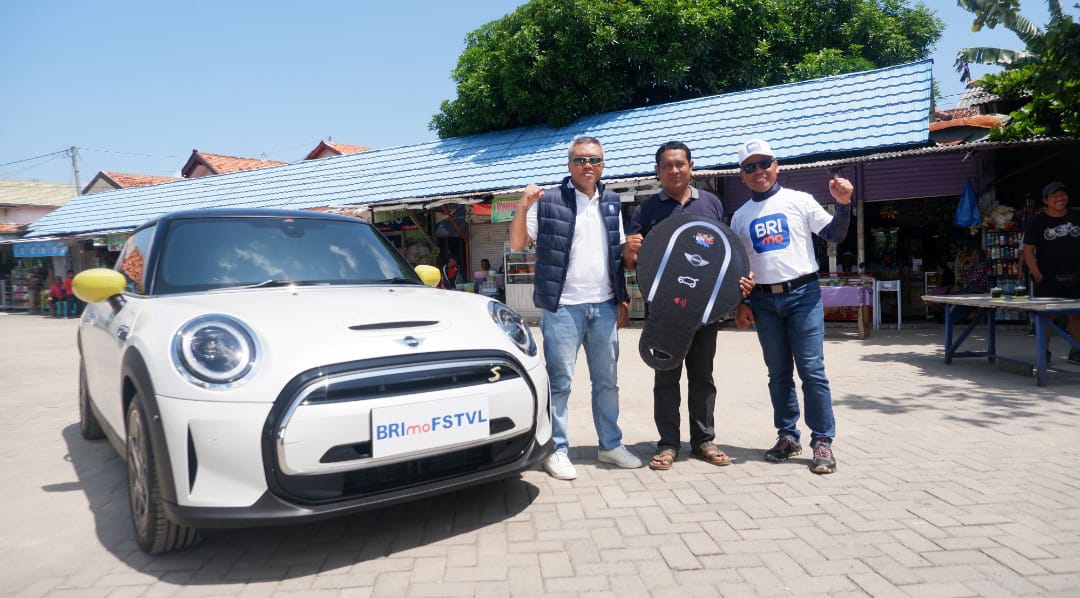 Regional CEO BRI Surabaya Setiyarta (kanan) bersama pemenang Mini Cooper, Adnawiyanto (tengah) dari BRI Kantor Cabang Sumenep.