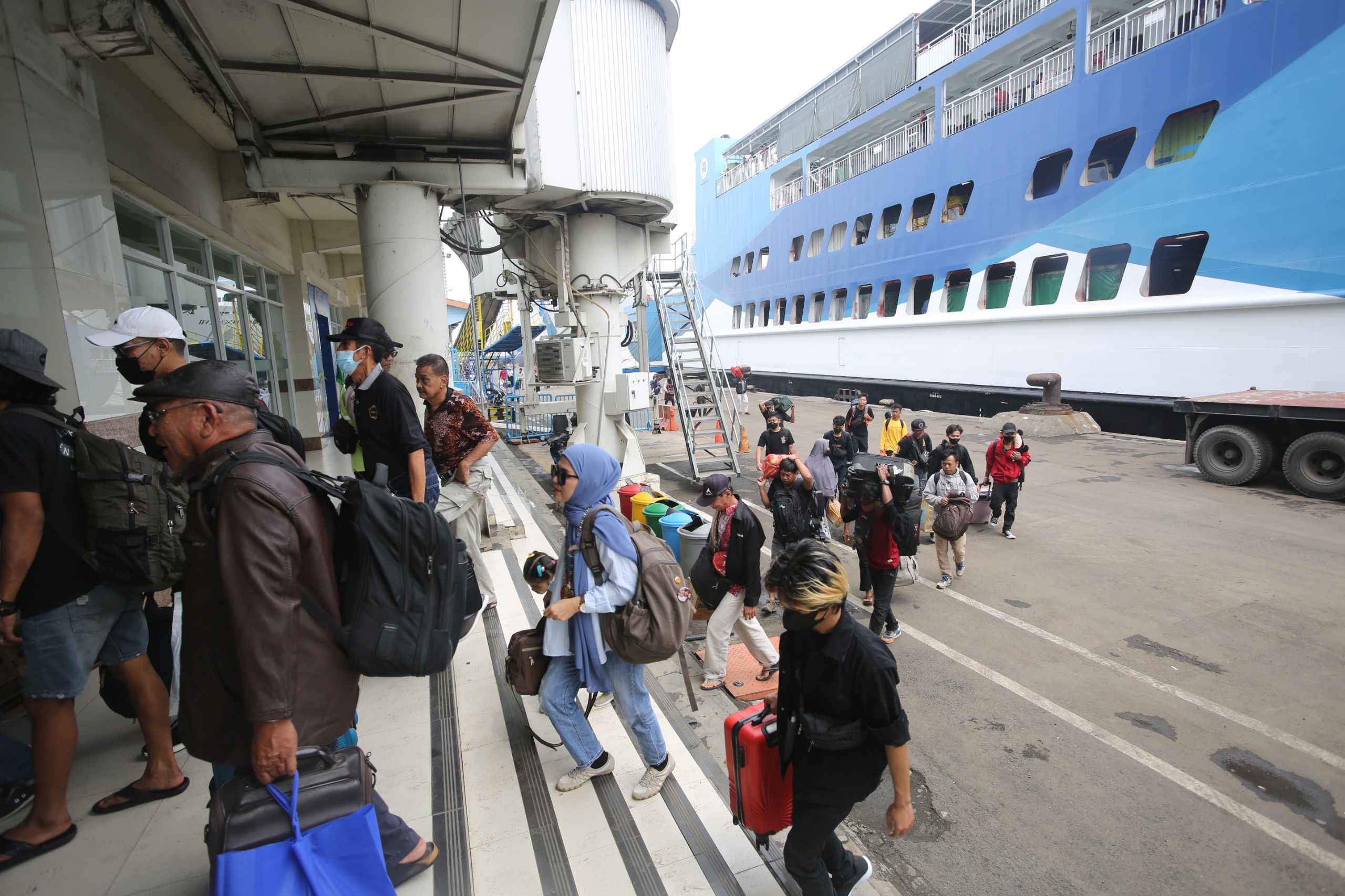RAMAI: Penumpang kapal di Gapura Surya Nusantara, Pelabuhan Tanjung Perak Surabaya.