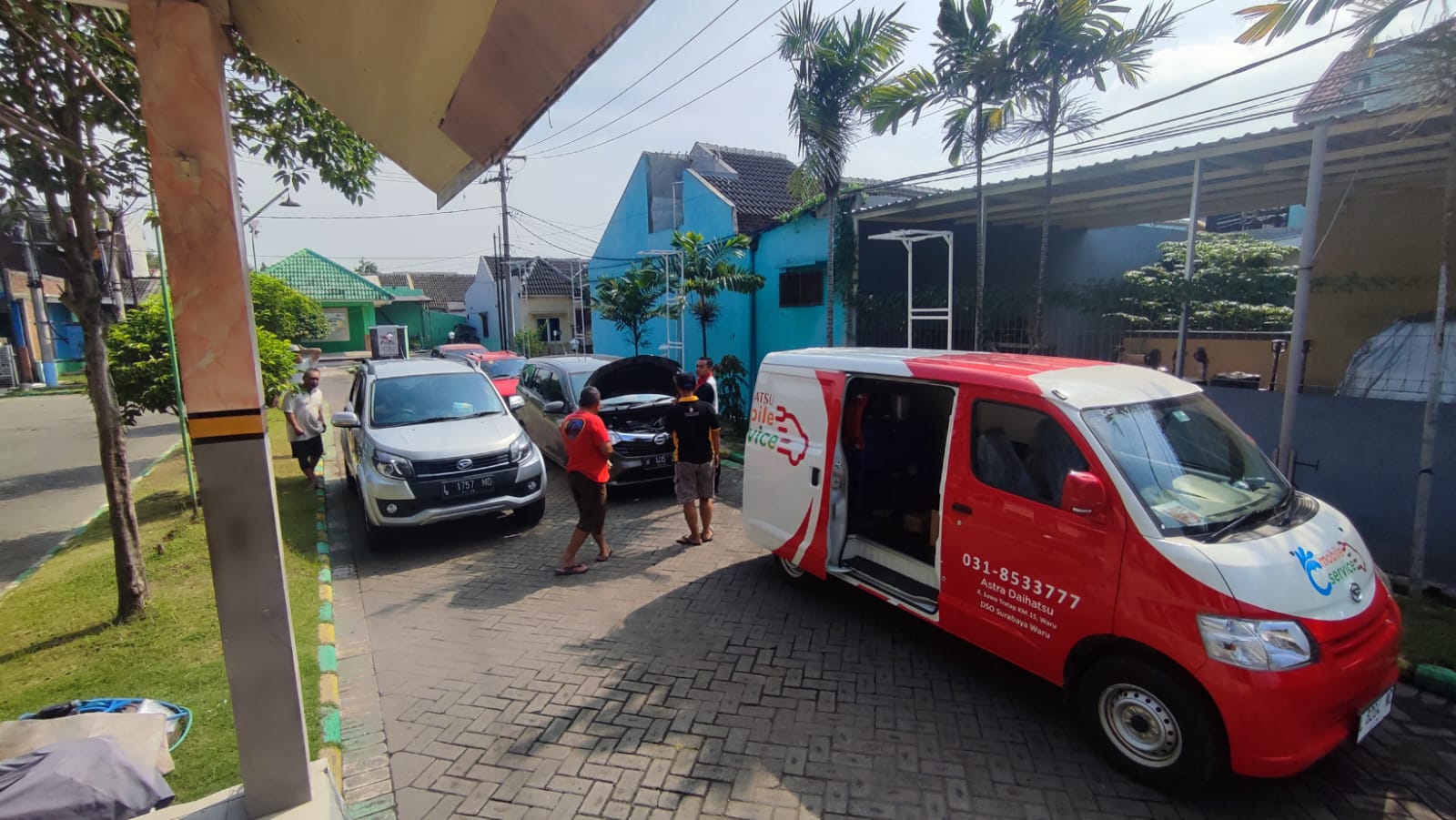 MANJAKAN KONSUMEN: Mobil warga perumahan Mutiara Citra Asri, Cluster Taman Apsari, Desa Boro, Tanggulanggin, Sidoarjo mengantre untuk dilakukan pengecekan oleh petugas Astra Daihatsu Waru Sidoarjo.