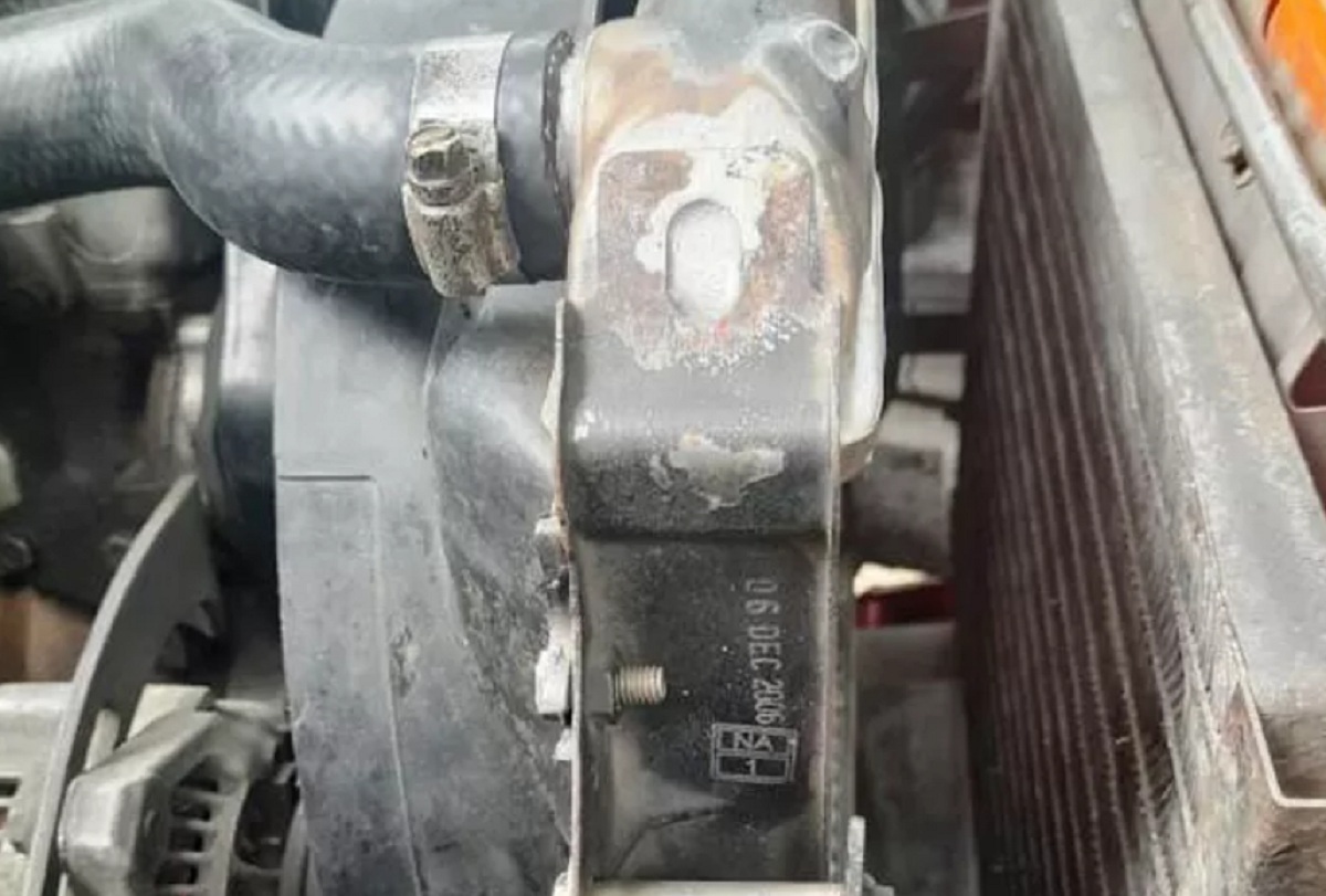 Radiator Katana yang sudah dimundurkan mendekati ban kipas mesin.