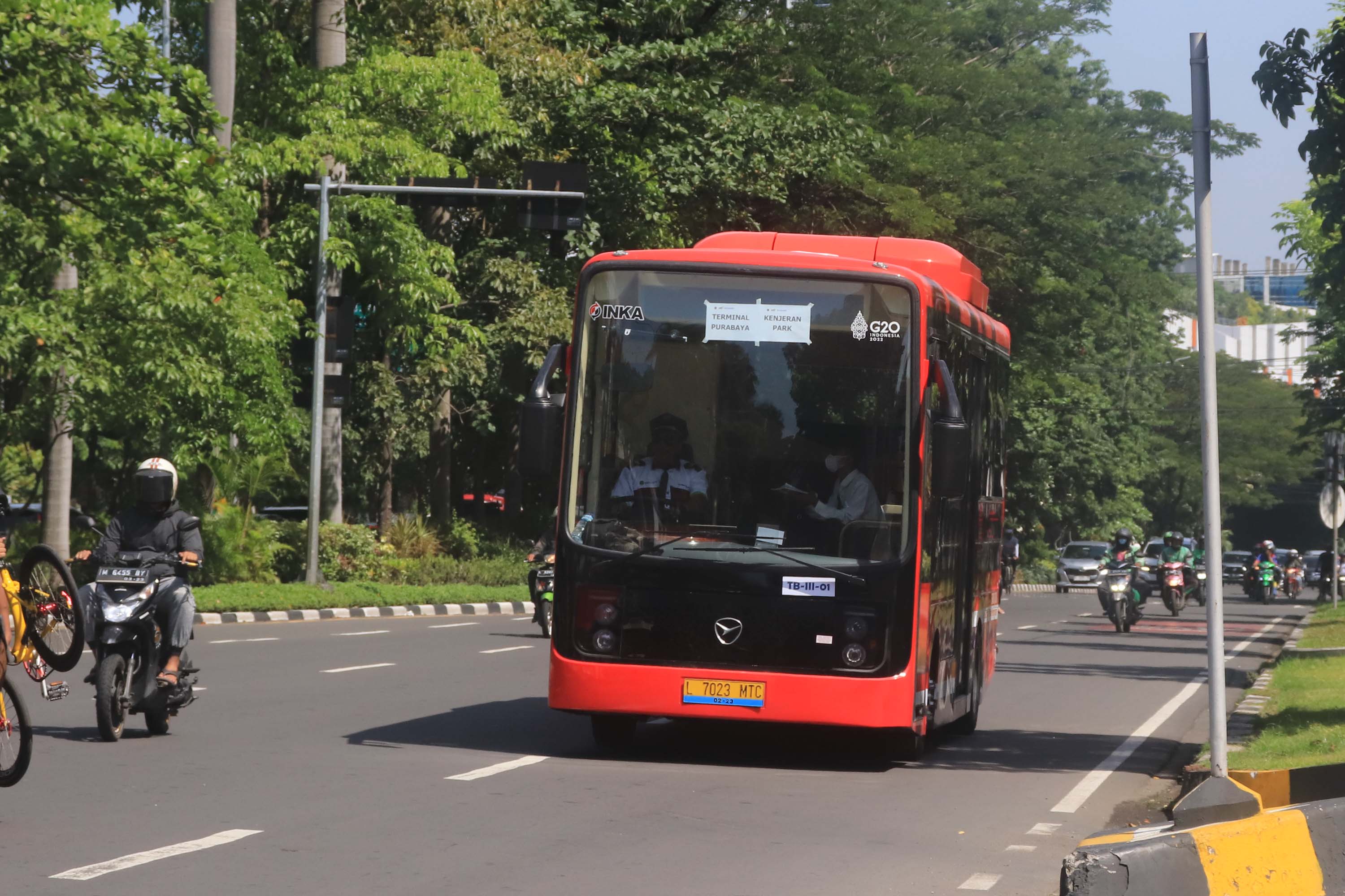 Bus listrik milik DAMRI dengan skema BTS mengaspal di Surabaya mulai hari ini, Minggu (25/2).